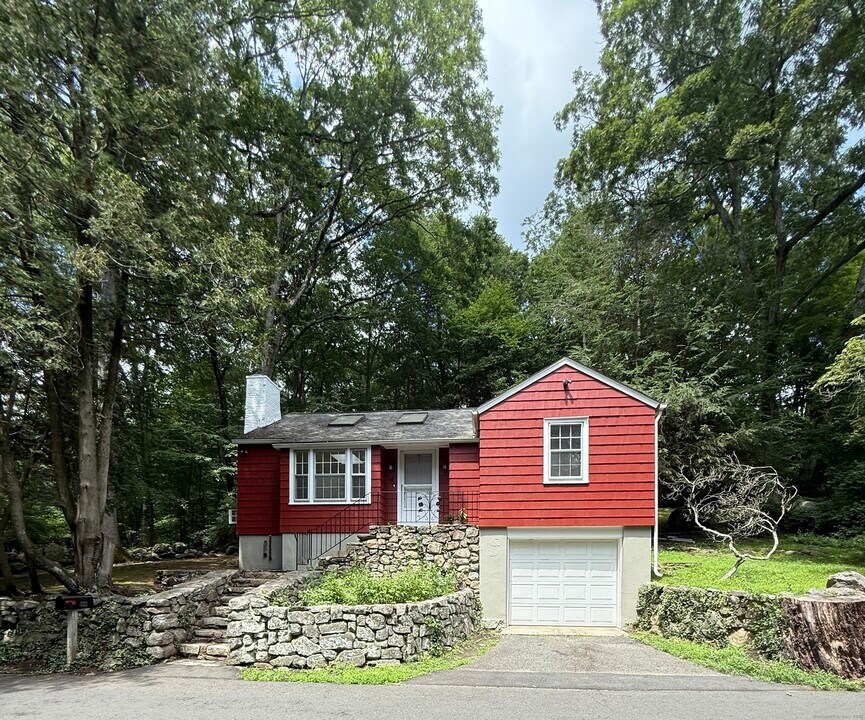 332 Good Hill Rd in Weston, CT - Building Photo