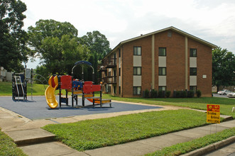 Oak Park Apartments in Salem, VA - Building Photo - Building Photo