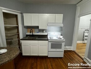 884 Huntington Ave, Unit 7 in Boston, MA - Foto de edificio - Building Photo