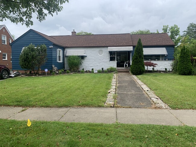 360 Tuxedo Ave in Brooklyn Heights, OH - Foto de edificio - Building Photo