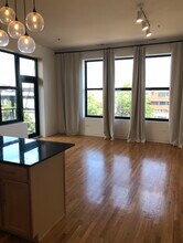 2 S Leavitt St, Unit 304 in Chicago, IL - Foto de edificio - Building Photo