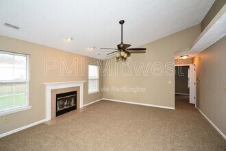 8177 Amarillo Dr in Indianapolis, IN - Foto de edificio - Building Photo