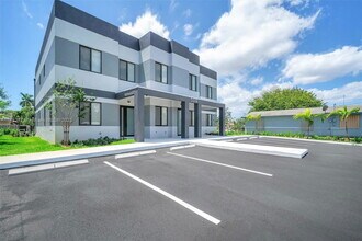 309 NW 7th Ct in Hallandale Beach, FL - Building Photo - Building Photo