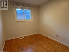 551 Fallingbrook Dr in Waterloo, ON - Building Photo - Building Photo