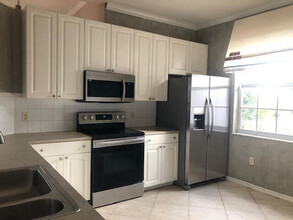 534 Waverly Cir in Port St. Lucie, FL - Foto de edificio - Building Photo