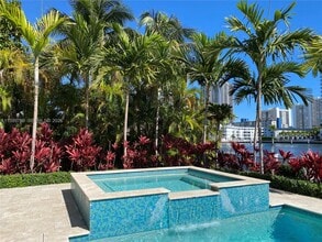 513 Palm Dr in Hallandale Beach, FL - Building Photo - Building Photo