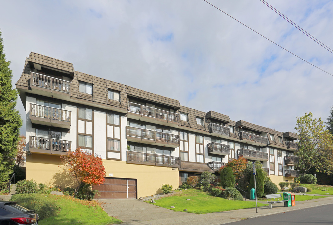 Hampton Court Apartments in North Vancouver, BC - Building Photo