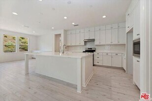 29814 Corte Trono in Santa Clarita, CA - Building Photo