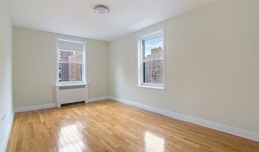 255 W 18th St in New York, NY - Building Photo - Building Photo