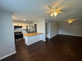 1221 Houston St in Rosenberg, TX - Building Photo