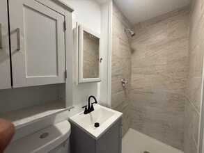 25 Holman St, Unit 1 in Attleboro, MA - Foto de edificio - Building Photo