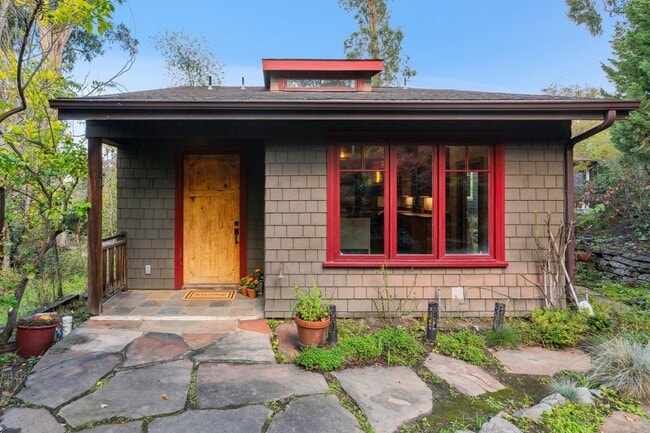 385 Moraga Ave in Piedmont, CA - Building Photo - Building Photo