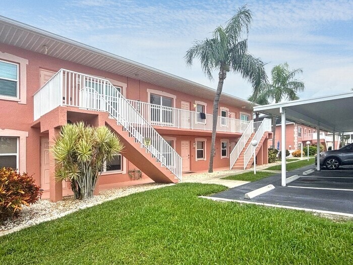 4550 SE 5th Pl in Cape Coral, FL - Building Photo