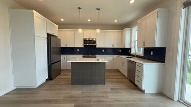 35680 Bella Rdg Lp in Astoria, OR - Building Photo - Building Photo