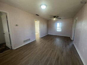 400 S Colorado St in Iowa Park, TX - Building Photo - Building Photo