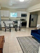 700 NE 164th St in Miami, FL - Foto de edificio - Building Photo