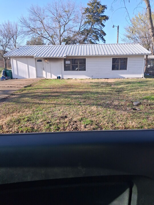 603 E 10th St in Kemp, TX - Foto de edificio