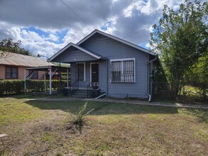 1728 Hays St in San Antonio, TX - Foto de edificio - Building Photo