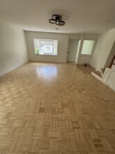 136 Nokomis Rd, Unit #A in Hingham, MA - Foto de edificio - Building Photo