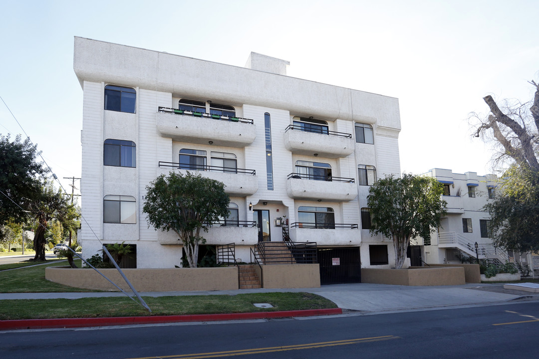 14400 Dickens St in Sherman Oaks, CA - Building Photo