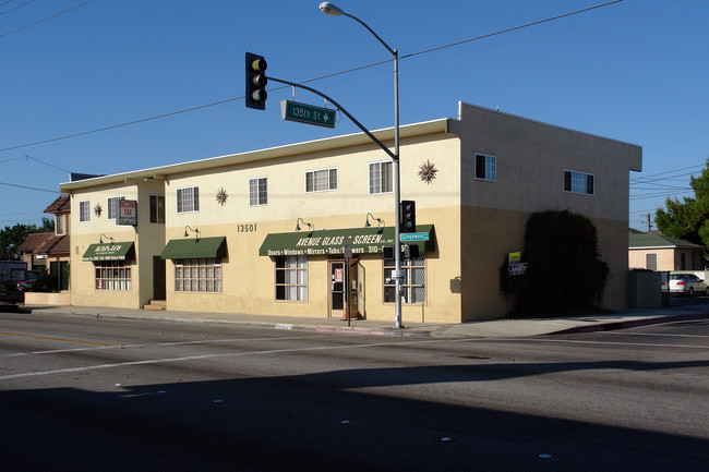 13501 Inglewood Ave in Hawthorne, CA - Building Photo - Primary Photo