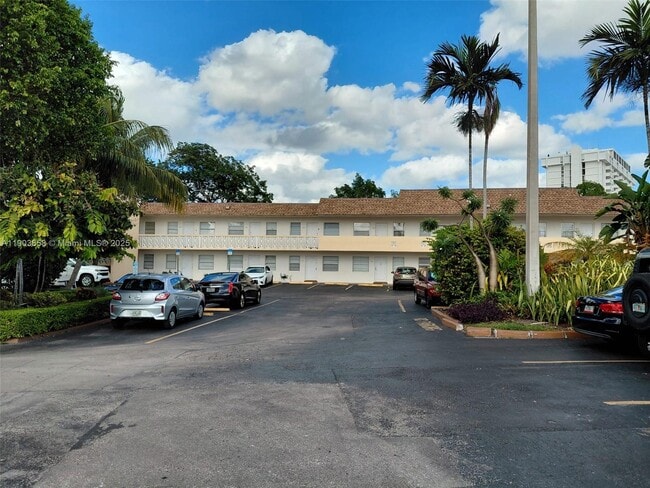 1860 Venice Park Dr in North Miami, FL - Foto de edificio - Building Photo