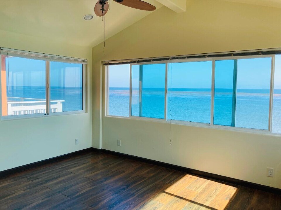 6703 Del Playa in Isla Vista, CA - Building Photo