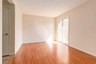 Hooke County Townhomes in Edmonton, AB - Building Photo