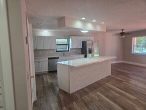 8300 NW 35th St in Coral Springs, FL - Foto de edificio - Building Photo