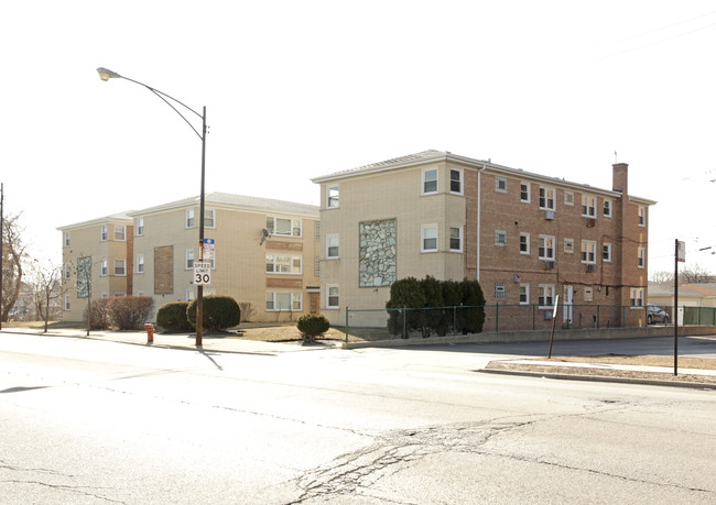 7645-7655 W Irving Park Rd in Chicago, IL - Foto de edificio - Building Photo