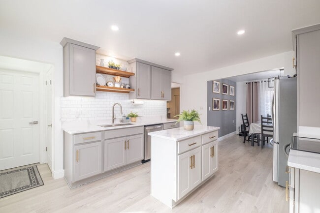 5621 S 22nd St in Milwaukee, WI - Building Photo - Building Photo