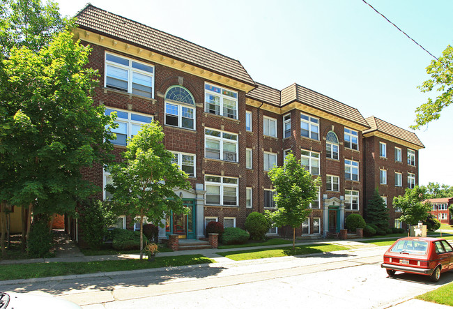 Clifton Towers in Lakewood, OH - Building Photo - Building Photo