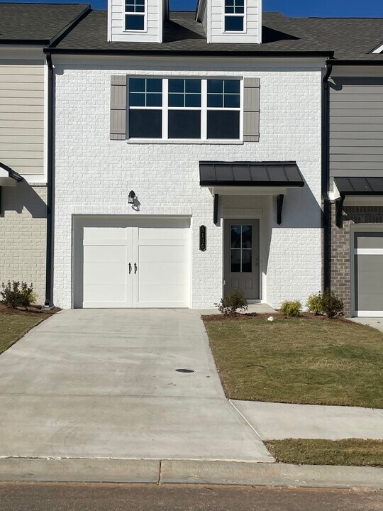 5136 Fox Den Rd in Oakwood, GA - Building Photo