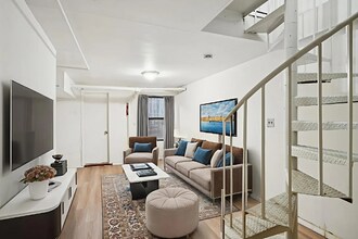 323A E 89th St in New York, NY - Building Photo - Building Photo
