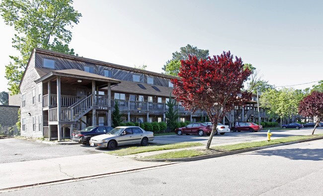 Royal Oaks Apartments in Norfolk, VA - Building Photo - Building Photo