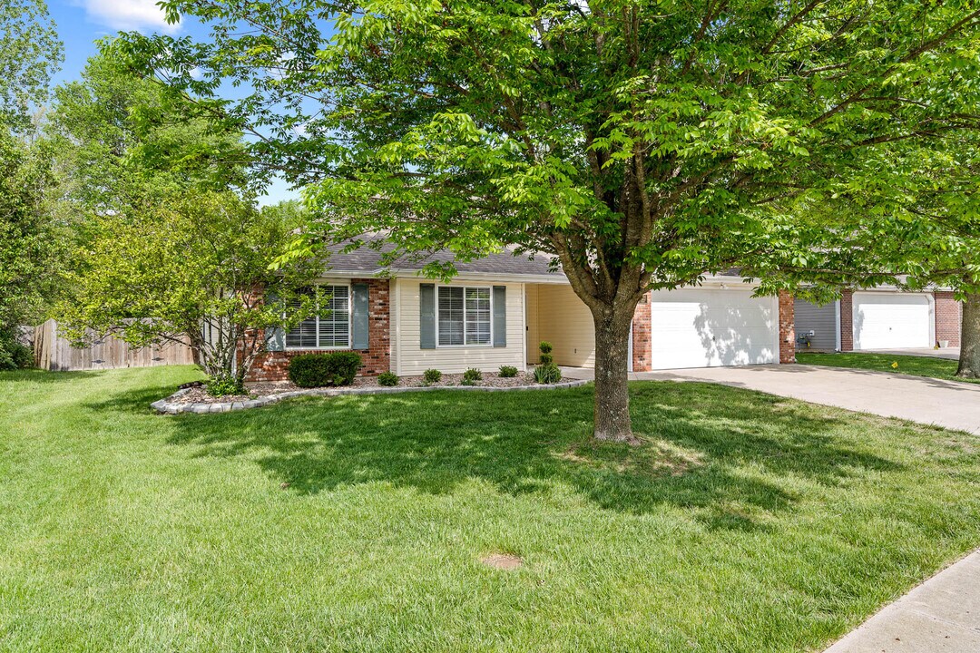 2404 Lubbock Ct in Columbia, MO - Building Photo