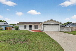 561 SE Karrigan Terrace in Port St. Lucie, FL - Building Photo