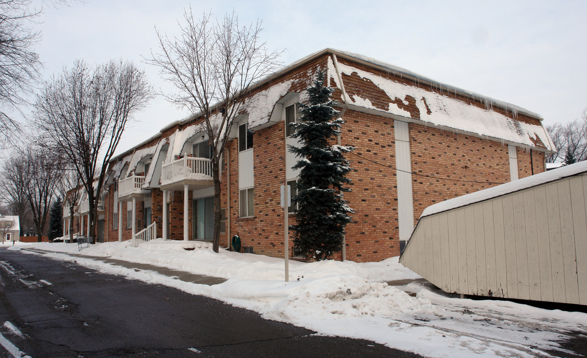 Sunview Manor Apartments in Farmington, MI - Building Photo