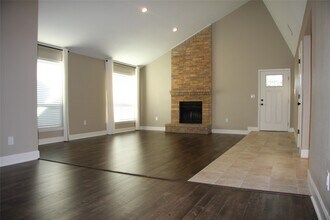 2227 Highland Hills Dr in Sugar Land, TX - Building Photo - Building Photo