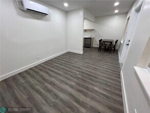 703 NE 7th St-Unit -106 in Hallandale Beach, FL - Building Photo - Building Photo