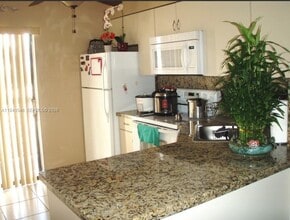 5290 W 21st Ct, Unit 405 in Hialeah, FL - Building Photo - Building Photo