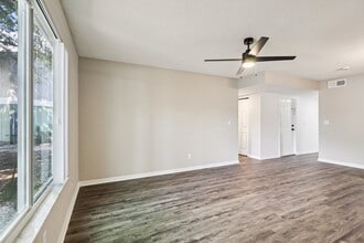 Lakeside Glen Apartments in Melbourne, FL - Foto de edificio - Building Photo