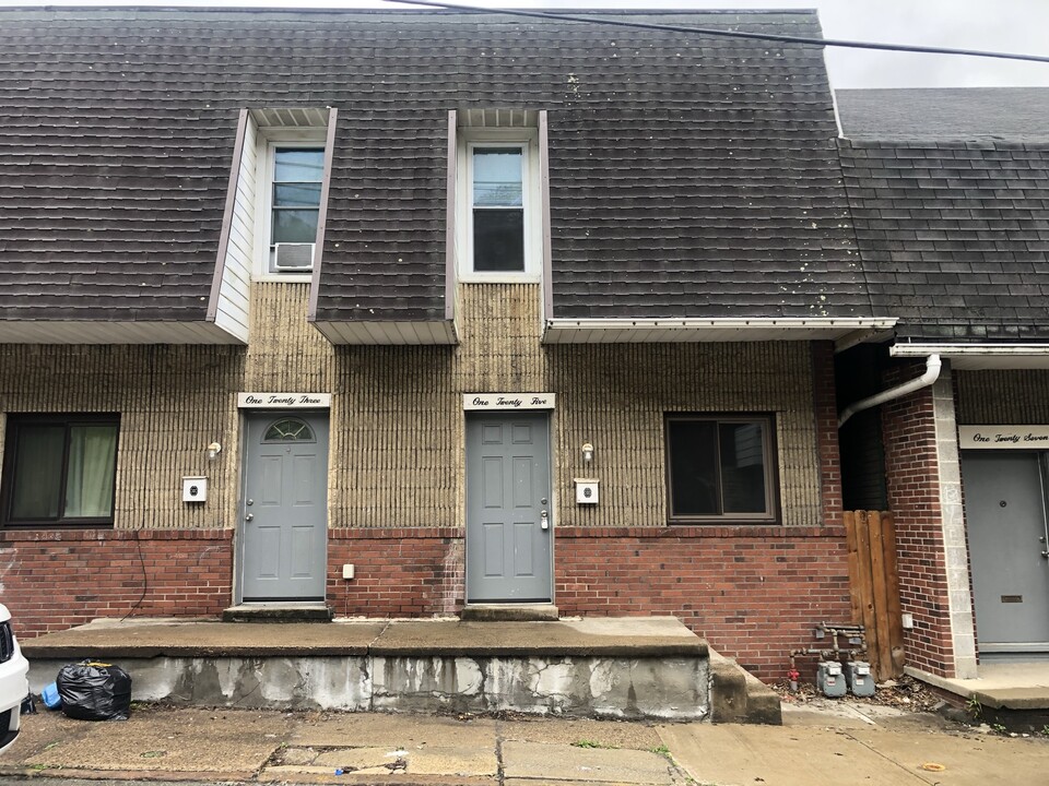 125 State St in Wilmerding, PA - Building Photo