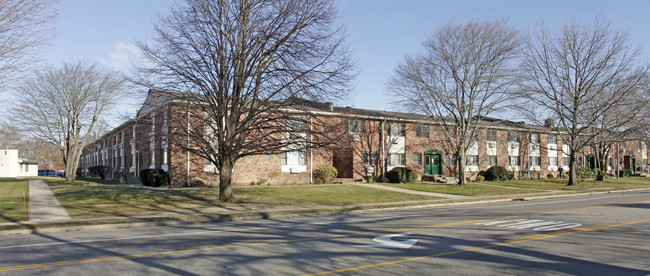 Forest Green in Islip, NY - Foto de edificio - Building Photo