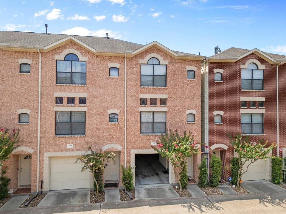 8715 Meadowcroft Dr in Houston, TX - Building Photo