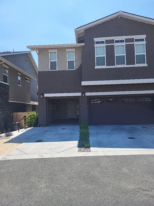 2016 Cradle Mountain Dr in Reno, NV - Building Photo