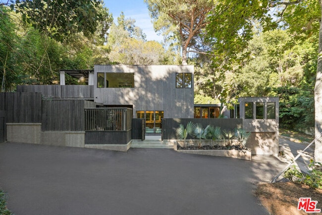 10072 Westwanda Dr in Beverly Hills, CA - Building Photo - Building Photo