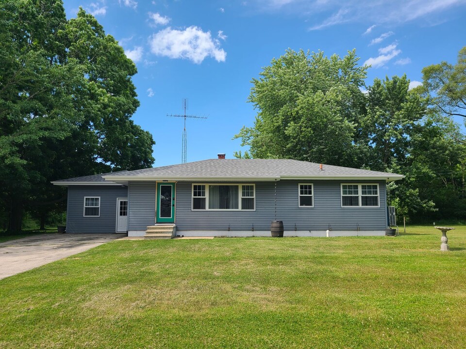 3915 Meadowbrook Rd in Benton Harbor, MI - Building Photo