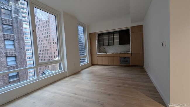 135 E 47th St in New York, NY - Building Photo - Building Photo