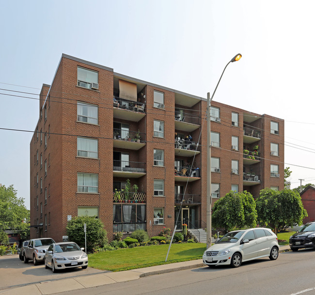 Royal Suites Apartments in Hamilton, ON - Building Photo - Building Photo